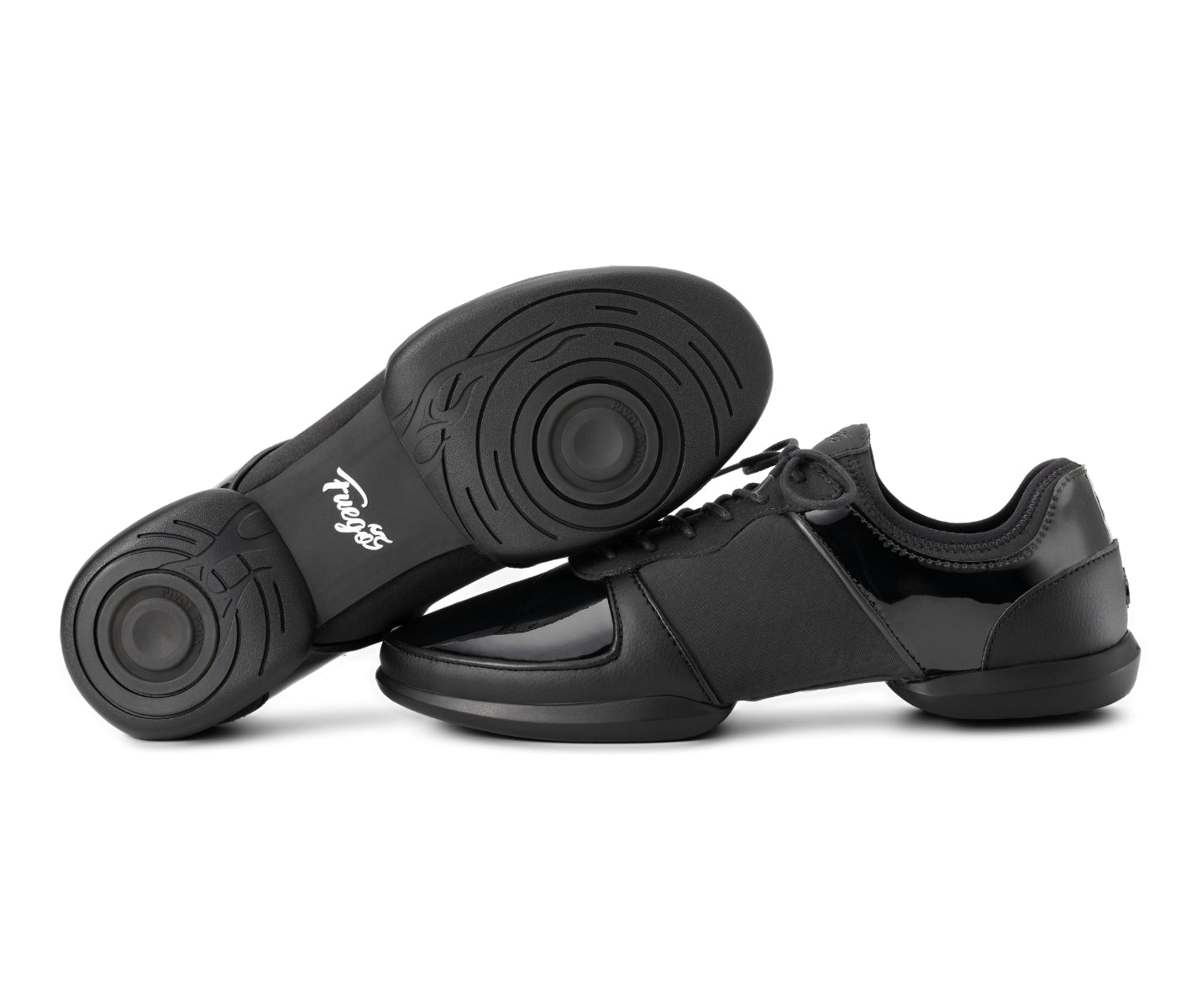 Ein Paar schwarze Fuego Dance Sneakers Split Sole x Derek Hough; einer steht aufrecht, einer zeigt Sohle und Logo.